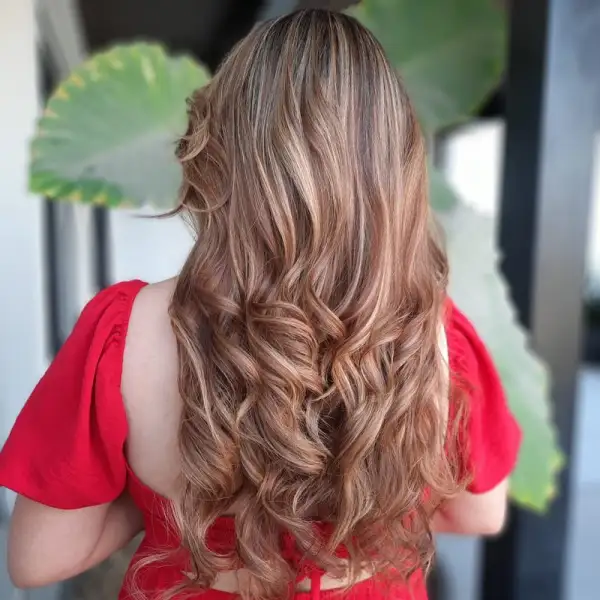 Cabello con balayage cobrizo