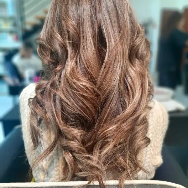 Color y ondas en tono caramelo